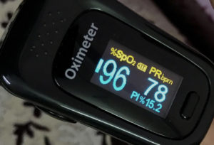 A pulse oximeter device for measuring oxygen in the blood